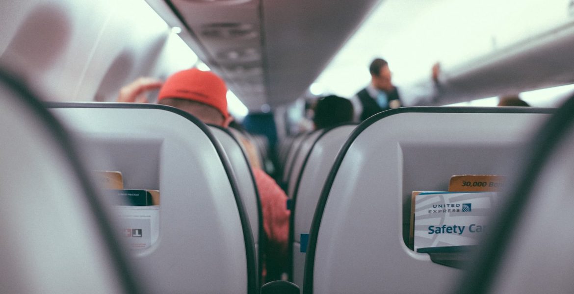 pasillo de un avión antes de repartir los snacks
