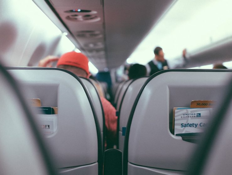 pasillo de un avión antes de repartir los snacks