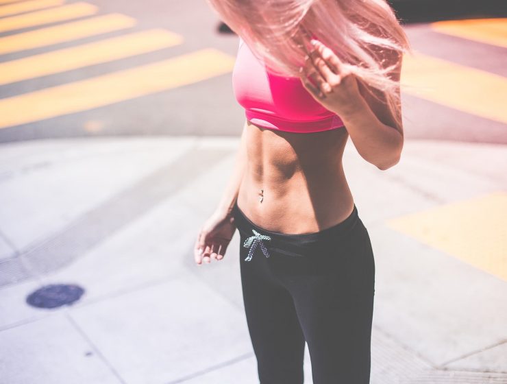 Mujer haciendo ejercicio a primera hora