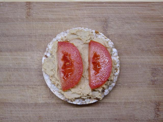 tapa de hummus con tomate