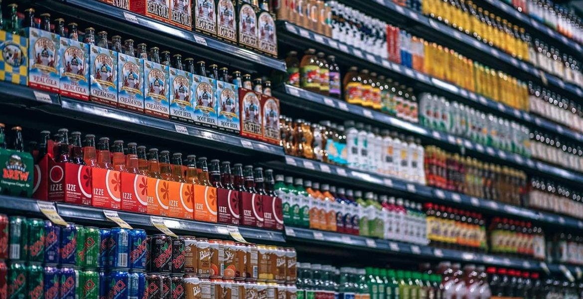 estantería lineal de refrescos con gas
