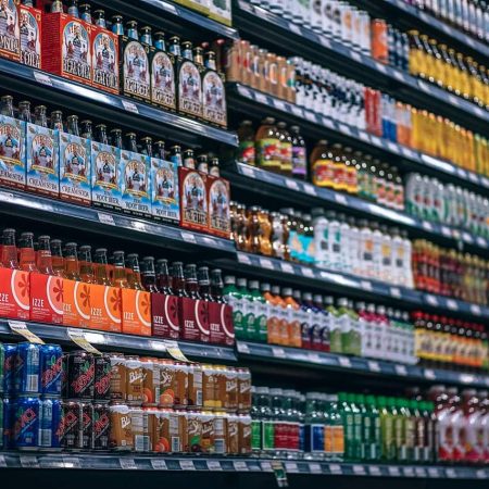 estantería lineal de refrescos con gas
