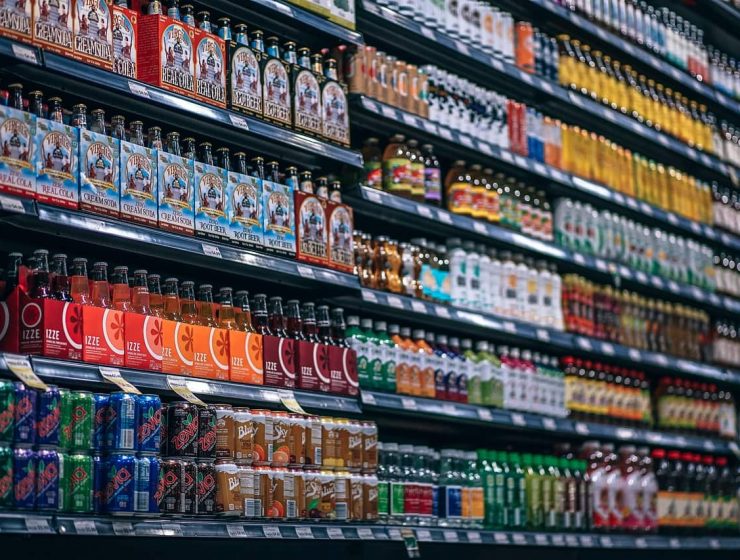 estantería lineal de refrescos con gas